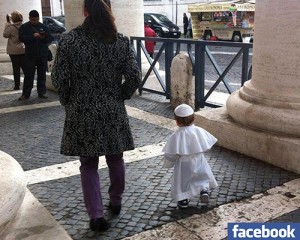 E il piccolo vestito da Papa conquista il web